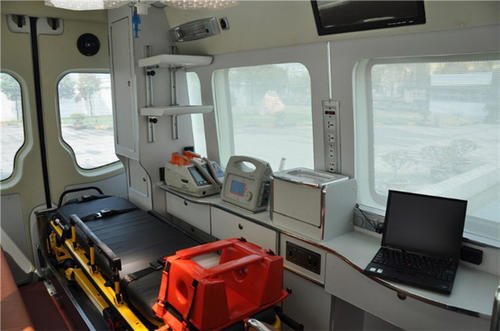 中牟县救护车内部